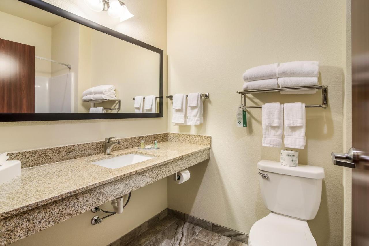 Cobblestone Hotel & Suites - Victor Buitenkant foto