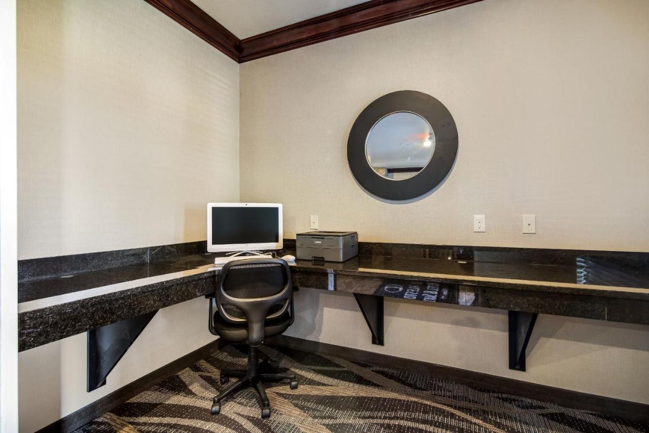Cobblestone Hotel & Suites - Victor Buitenkant foto