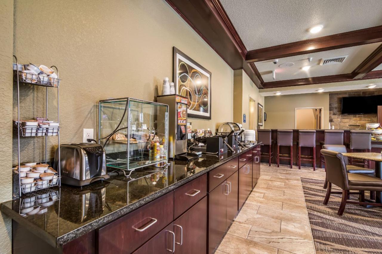 Cobblestone Hotel & Suites - Victor Buitenkant foto