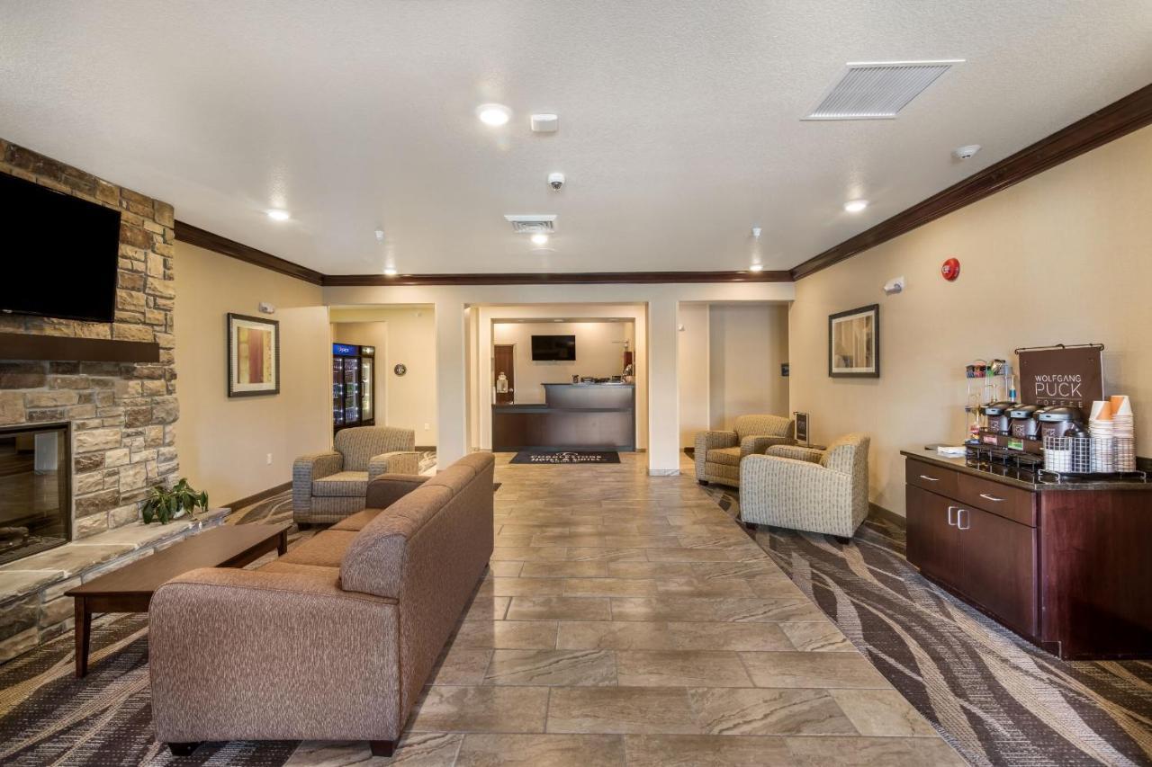 Cobblestone Hotel & Suites - Victor Buitenkant foto