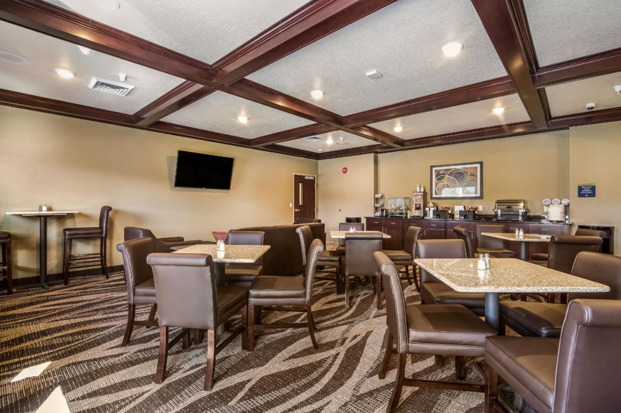 Cobblestone Hotel & Suites - Victor Buitenkant foto